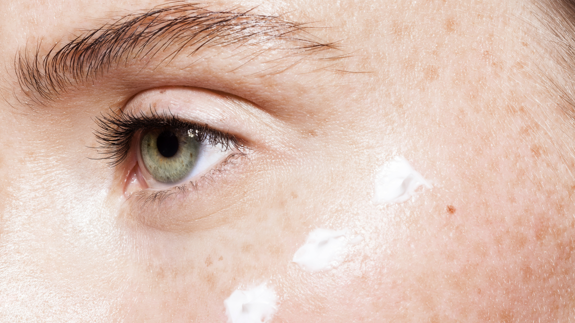 Augencreme gegen Falten: 5 Wirkstoffe für dein Strahlen